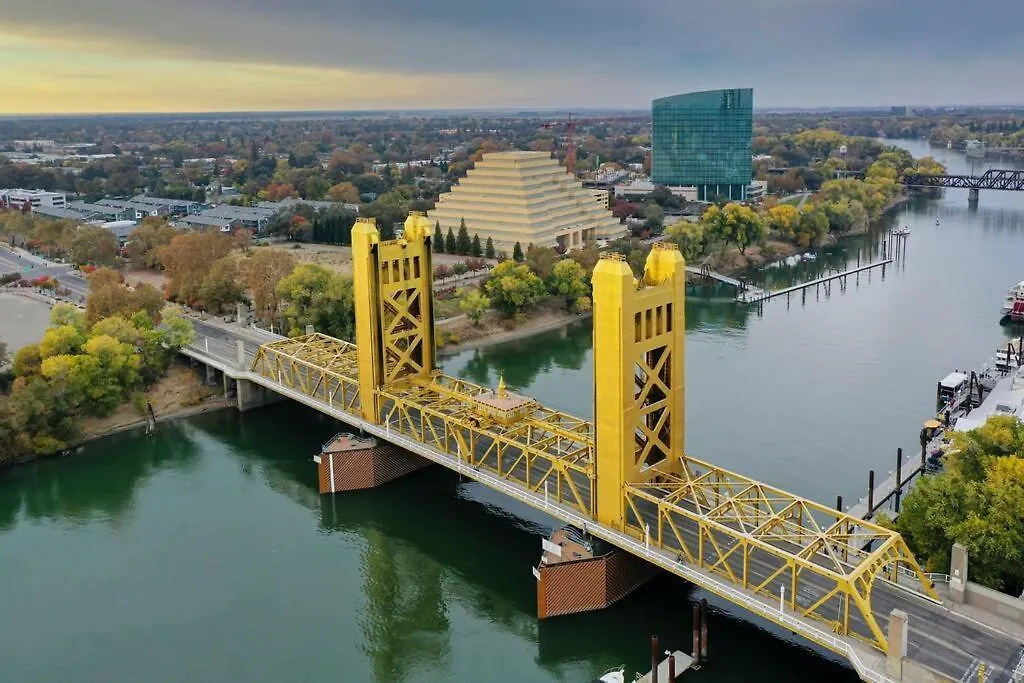 Villa Luxurious Brownstone Retreat - Walk To Dt/Golden1 Sacramento 0*,  Stati Uniti
