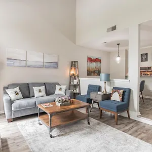 https://modern-cozy-townhome.1sthotelscharlotte.com